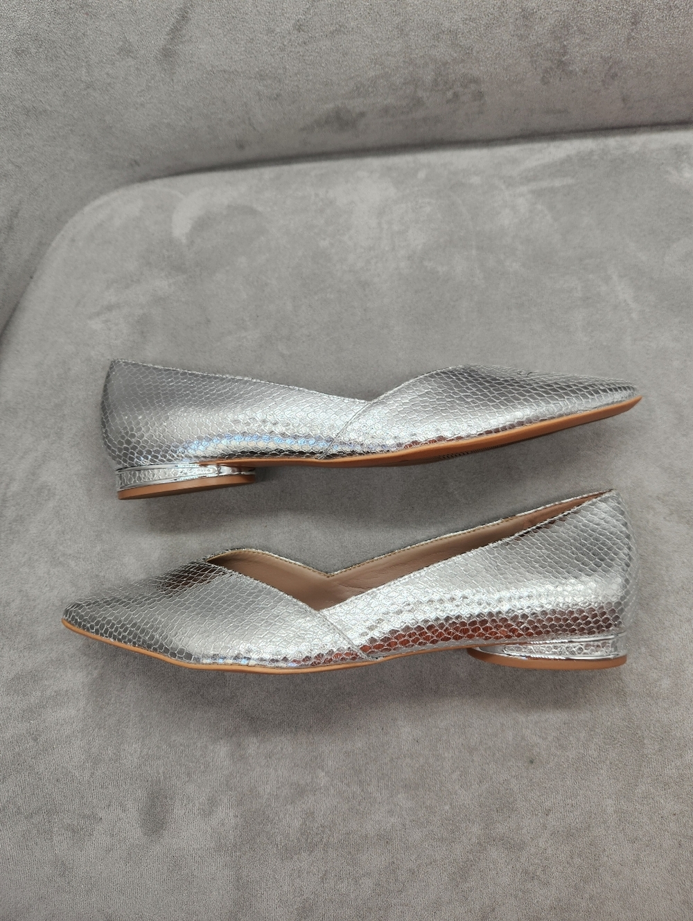 Naturalizer Flats 9.5 Wide Silver Snake Leather Havana Pointy Toe V-cut New $120 - Picture 6 of 14